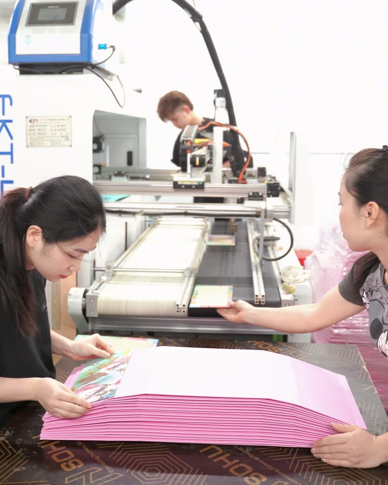 Công nhân Green Box làm hộp tại xưởng
