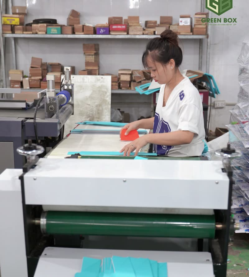 Công nhân Green Box vận hành máy hoàn thiện bìa hộp tại xưởng