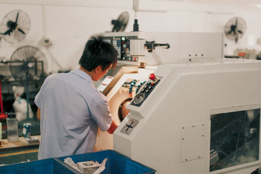 Công nhân đứng máy gia công