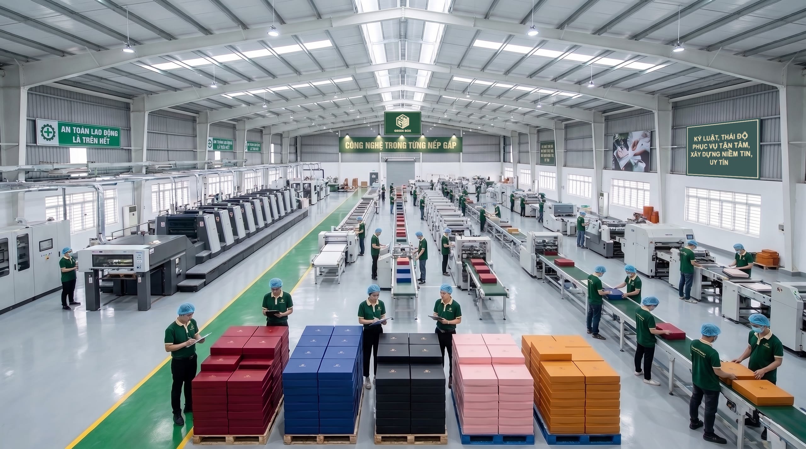 Toàn cảnh xưởng in và sản xuất hộp cứng gấp gọn Green Box: dây chuyền máy in offset, băng chuyền, công nhân mặc đồng phục Green Box